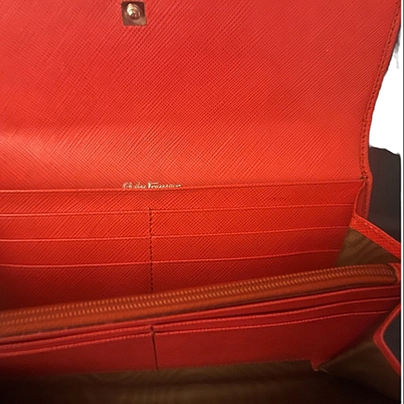 SALVATORE FERRAGAMO AUTHENTIC LEATHER WALLET GOLD HARDWARE EXCELLENT CONDITION - Picture 4 of 6